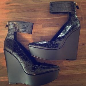 BCBGMaxAzria Pointed Toe Platform Wedge Size 8 1/2